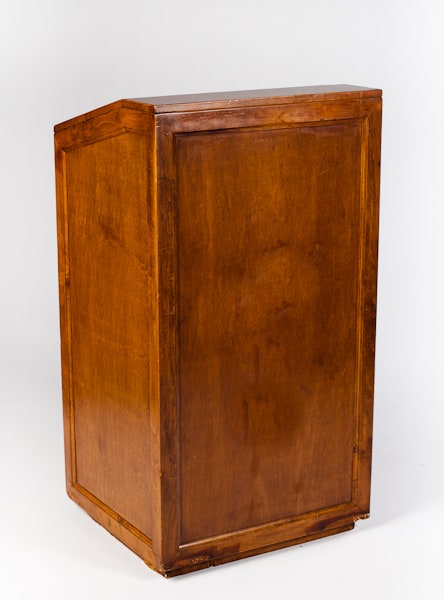 podium wood FRONT