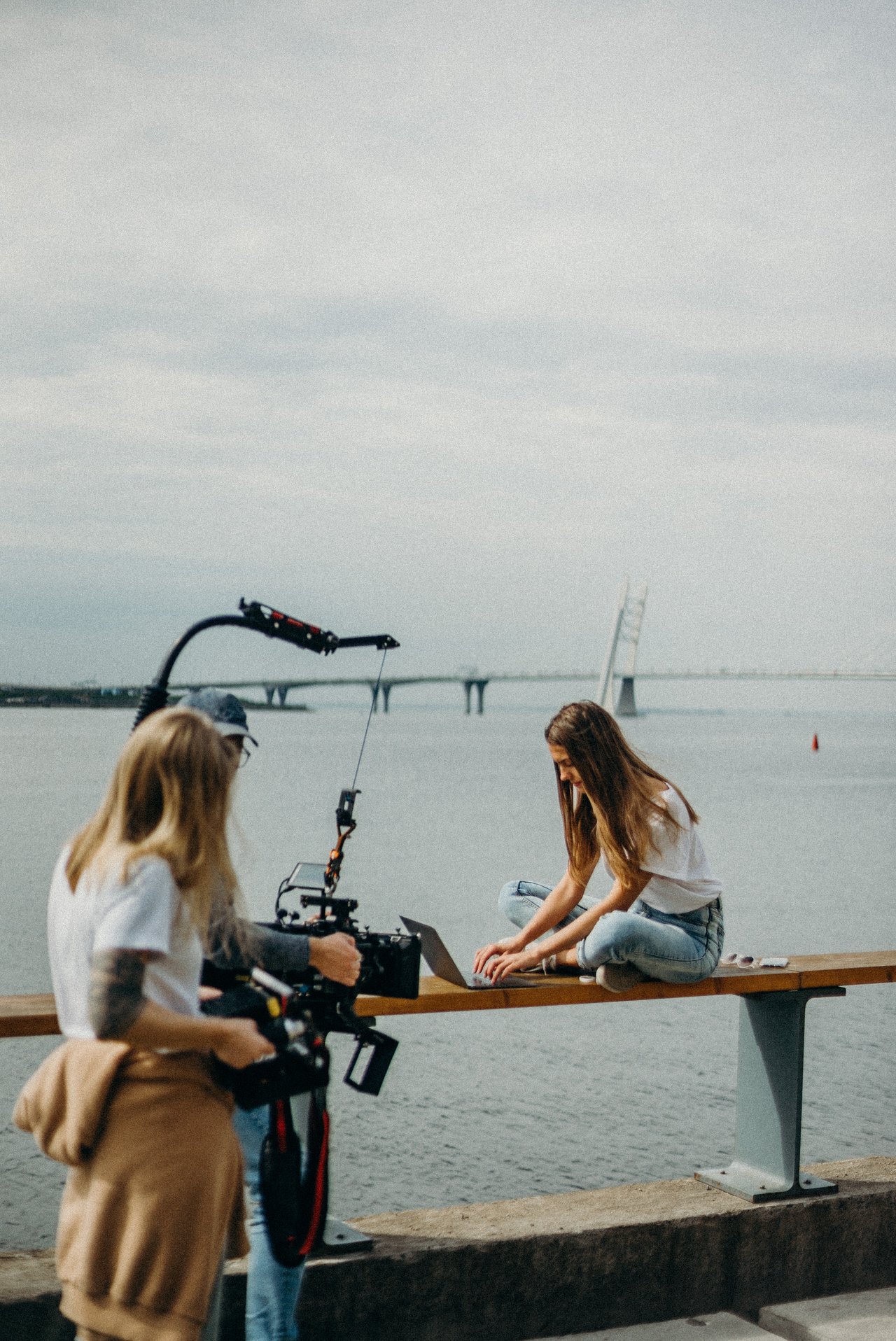 woman-sitting-on-bench-2773497(1)