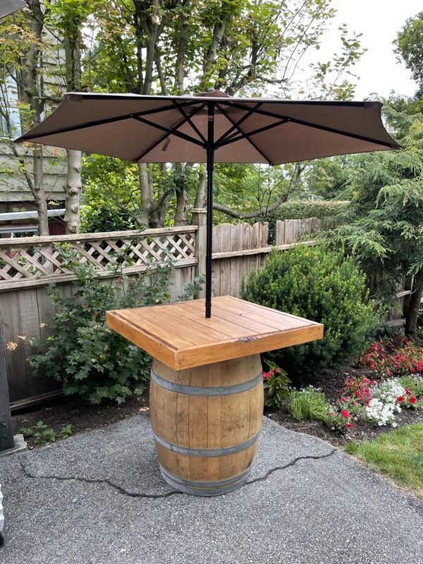 Barrel topper with umbrella