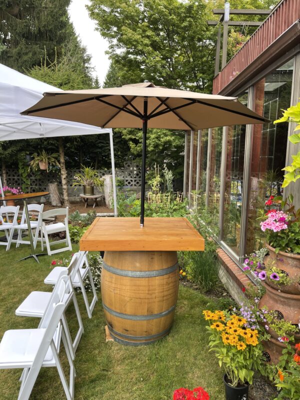 Barrel topper with umbrella