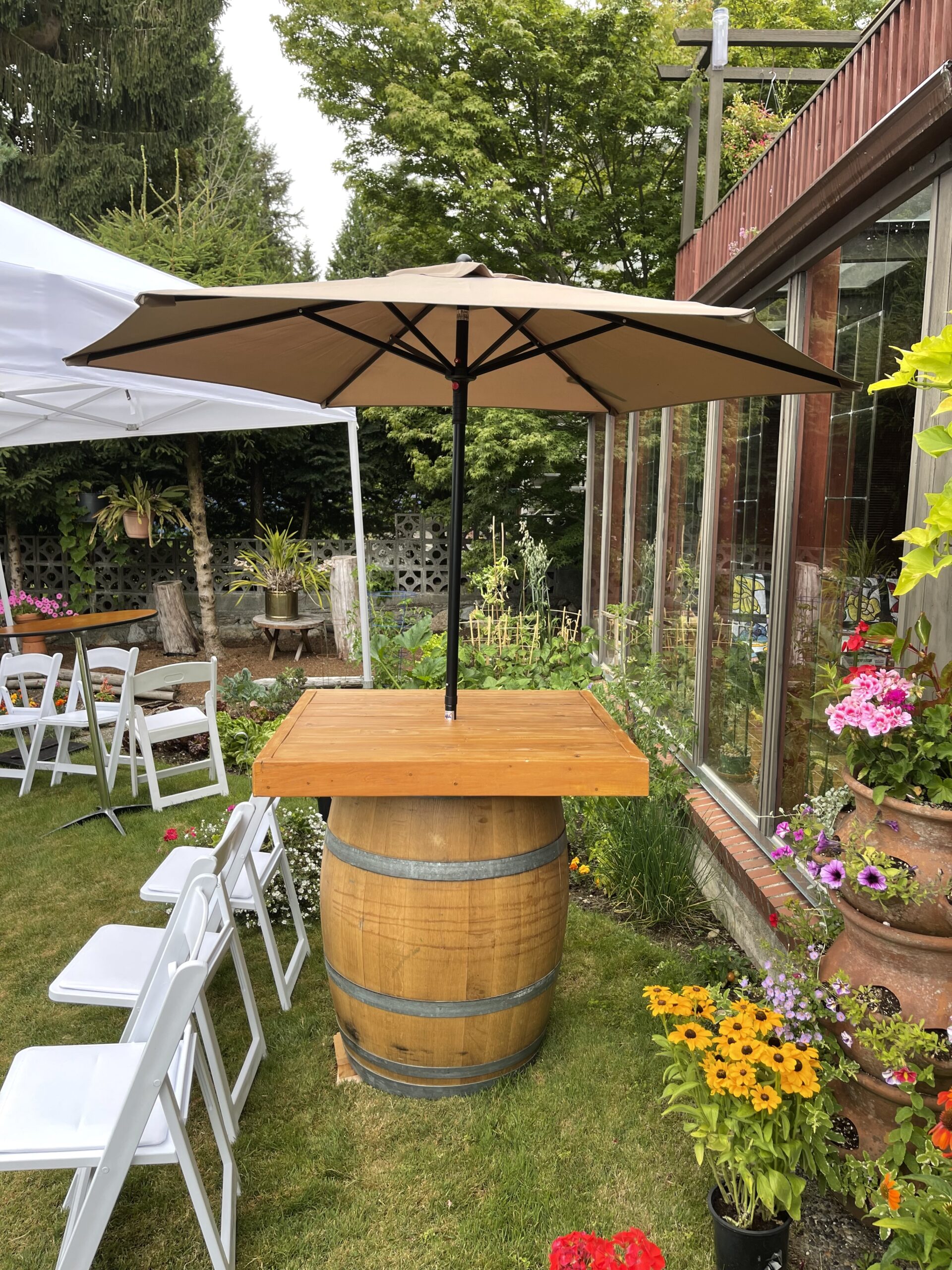 Barrel topper with umbrella